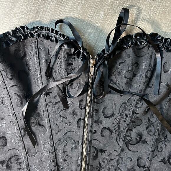 black silky floral intricate  corset with ties- silver hardware- no brand - Picture 13 of 13